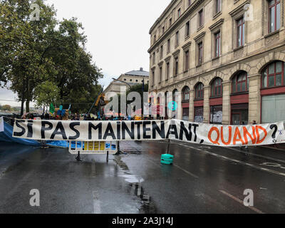 Paris, Frankreich, Environmental Demonstration, Group Closing Street at Chatelet, Extinction Rebellion auf Französisch: 'If not now, when?' Klimaschutzaktivisten, Klimaprotestzeichen, Slogan der Klimaaktivisten Stockfoto