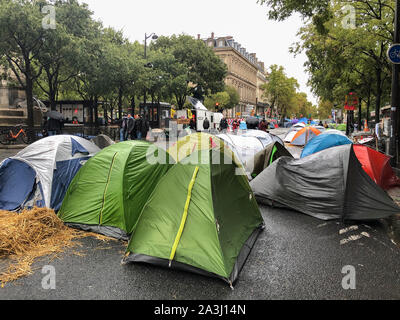 Paris, Frankreich, Umweltdemonstration, Group Closing Street in Chatelet, Extinction Rebellion, Klimaaktivisten, Klimaprotest Stockfoto