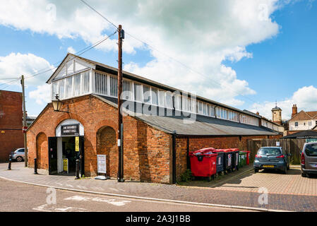 Hintere Eingang zum historischen Devizes The Shambles Halle zeigt markante Laterne Licht Dach Design. Wiltshire England Großbritannien Stockfoto