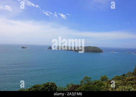 Schönen Blick auf den blauen Pazifik mit Inseln im Hintergrund Stockfoto