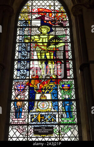 Glasfenster der Royal Air Force Bomber Command, die im Zweiten Weltkrieg in Lincolnshire Betrieben gewidmet, in der Services Kapelle in Lincoln Cathedra Stockfoto