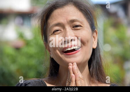 Ein pensionierter Minderheit Frauenanteil Beten Stockfoto