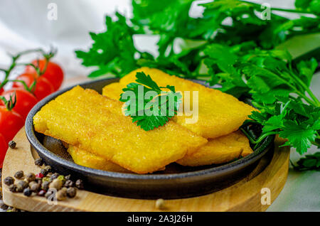 Maisbrei mit Zwiebeln und Speck Stockfoto