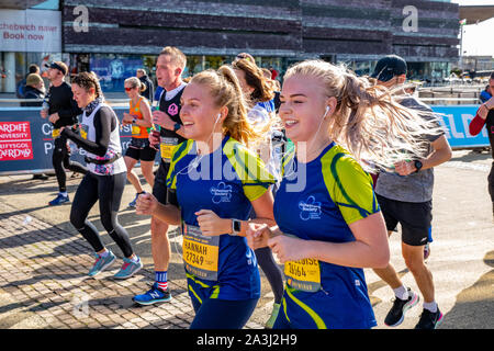 Cardiff Halbmarathon 2019: Läufer und Massen an der jährlichen Veranstaltung rund um die Walisische Hauptstadt Cardiff, Großbritannien. Organisierten Wohltätigkeitsveranstaltung. Stockfoto