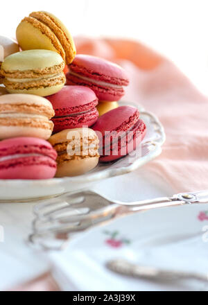 Französische macarons Rot, Gelb und Grün mit silber Besteck Stockfoto