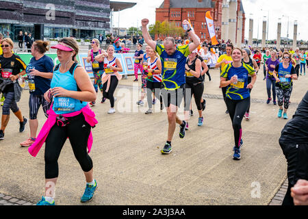 Cardiff Halbmarathon 2019: Läufer und Massen an der jährlichen Veranstaltung rund um die Walisische Hauptstadt Cardiff, Großbritannien. Organisierten Wohltätigkeitsveranstaltung. Stockfoto