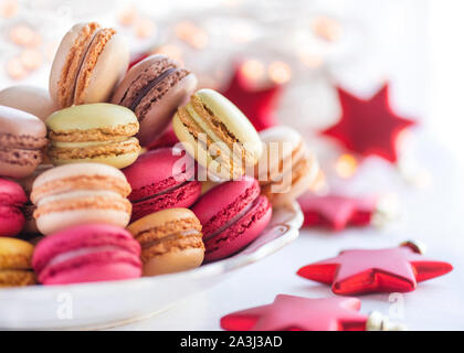 Weihnachten gestapelt Macarons, selektiver Fokus makro Text über legen Stockfoto