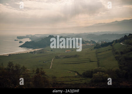 Typische astur Stadt in der Nähe des Meeres von Luftbild Stockfoto