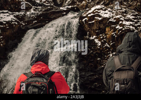 Paar beobachten Sie den Wasserfall in Somiedo Nationalpark Stockfoto