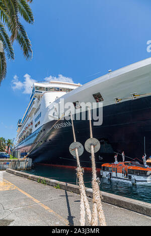 HAMILTON, Bermuda - 12. Juli 2017: Bermuda hat eine Mischung aus Britischen und Amerikanischen Kultur, die in der Hauptstadt gefunden werden kann, Hamilton. Die Royal Naval D Stockfoto