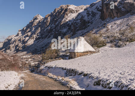 Typische Astur Hütte namens 'Teito' in Somiedo Nationalpark im Winter. Stockfoto