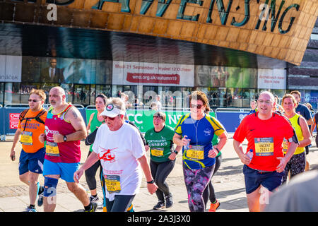 Cardiff Halbmarathon 2019: Läufer und Massen an der jährlichen Veranstaltung rund um die Walisische Hauptstadt Cardiff, Großbritannien. Organisierten Wohltätigkeitsveranstaltung. Stockfoto