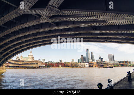 London City Centre. Foto von unten Blackfriars Railway Bridge übernommen. Stockfoto