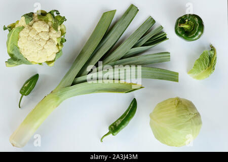 Kreative Gestaltung aus Zucchini Lauch Blumenkohl grüne und Chili. Flach. Essen Konzept. Grünes Gemüse auf weißem Hintergrund Stockfoto