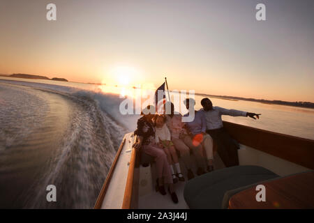 Reifen erwachsenen Paar mit einem mittlerem - erwachsene Paare und ihre junge Tochter auf einem Schiff bei Sonnenuntergang. Stockfoto