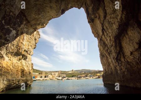 Bootsfahrt in der Höhle zu Binnenmeer in Dwejra, Lawrenz, Gozo, Malta führenden Stockfoto