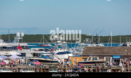 Boote und Menschen auf Long Wharf in Sag Harbor, NY Stockfoto