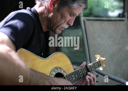 Ein älterer Mann Gitarre zu spielen. Stockfoto