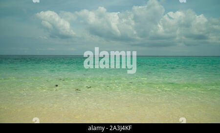 Sandy tropischen Strand und blaues Meer gegen den Himmel und Wolken. Sommer und Reisen Urlaub Konzept. Stockfoto