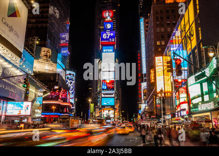 Times Square bei Nacht, New York City, New York Stockfoto