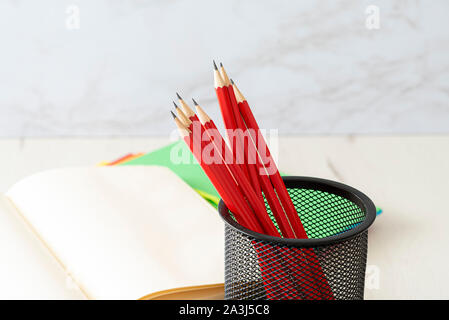 Bleistifte in Black Metal pen auf farbigen Karten. Das Konzept der Schule. Stockfoto