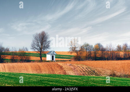 Kleine Kapelle auf Landwirtschaft Feld im Frühling, Südmähren, Tschechische Republik Stockfoto