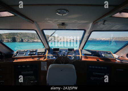 Innenansicht auf dem Boot Cockpit auf der Blauen Lagune, Comino, Malta Stockfoto