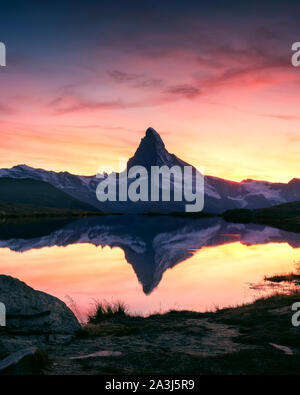 Herrliche Landschaft mit farbenfrohen Sonnenaufgang am Stellisee See mit Blick aufs Matterhorn Peak im Hintergrund. Zermatt, Schweizer Alpen Stockfoto