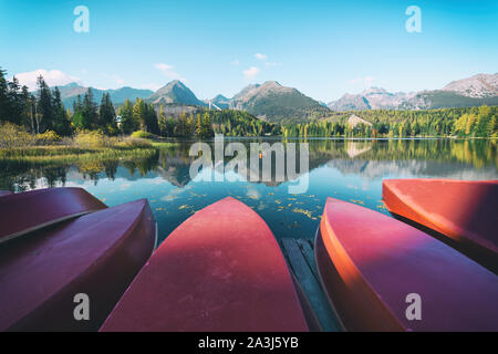 Rote Boote auf Štrbské Pleso See. Lage: Hohe Tatra, Slowakei. Landschaftsaufnahmen Stockfoto