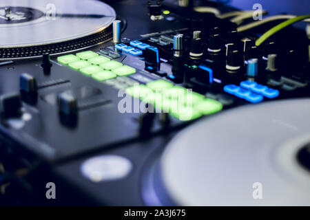 DJ Mixing und Scratching Anschluss steuert auf Deck strobe Dj's. Dj Music Club life Konzept. Stockfoto