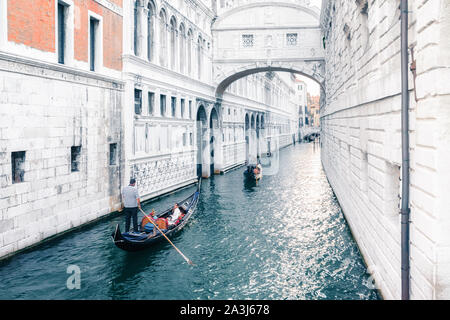 Venedig, Italien - 7. August 2014: Gondeln und Boote auf venezianischen Kanal Stockfoto