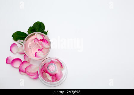 Rosenblüten Tee in einen weißen Hintergrund. Horizontale Stockfoto