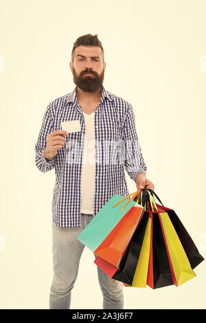 Cyber Monday ist der größte Shopping Tag. Shopper holding Papiertüten und Karte auf der Cyber Monday. Hipster Zahlung mit Kreditkarte am Cyber Monday. Bärtiger Mann online Einkaufen am Cyber Monday, kopieren. Stockfoto