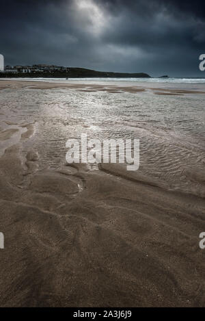 Dunkle dramatische Wolkenhimmel auf den Fistral Beach in Newquay in Cornwall. Stockfoto