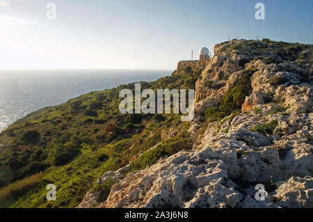 Dingli Cliffs mit Dingli Aviation Radar Gebäude in den Sonnenuntergang, Malta Stockfoto