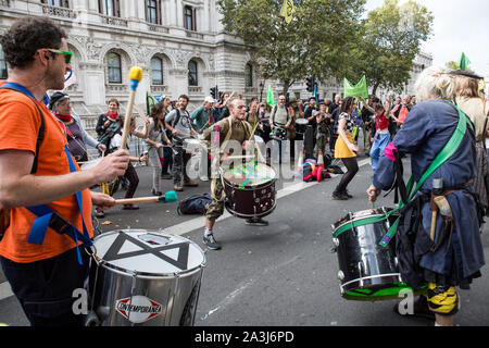 London, Großbritannien. 08 Okt, 2019. Demonstranten Schlagzeug spielen und während der Umweltschutz Protest vom Aussterben Rebellion Aktivist Gruppe. Aussterben Rebellion ist eine internationale Bewegung, die nicht nutzt, gewaltfreien zivilen Ungehorsam in einem Versuch, Massensterben zu stoppen und die Gefahr der sozialen Kollaps. Die Gruppe hat eine Reihe von wichtigen Kreuzungen in Central London blockiert. Credit: SOPA Images Limited/Alamy leben Nachrichten Stockfoto