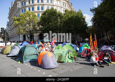 London, Großbritannien. 08 Okt, 2019. Aktivisten camp in Whitehall, in der Nähe der Downing Street während der Umweltschutz Protest vom Aussterben Rebellion Aktivist Gruppe. Aussterben Rebellion ist eine internationale Bewegung, die nicht nutzt, gewaltfreien zivilen Ungehorsam in einem Versuch, Massensterben zu stoppen und die Gefahr der sozialen Kollaps. Die Gruppe hat eine Reihe von wichtigen Kreuzungen in Central London blockiert. Credit: SOPA Images Limited/Alamy leben Nachrichten Stockfoto