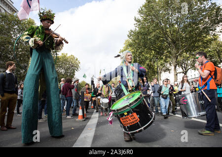 London, Großbritannien. 08 Okt, 2019. Demonstranten Schlagzeug spielen und während der Umweltschutz Protest vom Aussterben Rebellion Aktivist Gruppe. Aussterben Rebellion ist eine internationale Bewegung, die nicht nutzt, gewaltfreien zivilen Ungehorsam in einem Versuch, Massensterben zu stoppen und die Gefahr der sozialen Kollaps. Die Gruppe hat eine Reihe von wichtigen Kreuzungen in Central London blockiert. Credit: SOPA Images Limited/Alamy leben Nachrichten Stockfoto