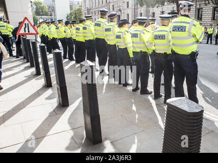 London, Großbritannien. 08 Okt, 2019. Polizei Wache während der Umweltschutz Protest vom Aussterben Rebellion Aktivist Gruppe. Aussterben Rebellion ist eine internationale Bewegung, die nicht nutzt, gewaltfreien zivilen Ungehorsam in einem Versuch, Massensterben zu stoppen und die Gefahr der sozialen Kollaps. Die Gruppe hat eine Reihe von wichtigen Kreuzungen in Central London blockiert. Credit: SOPA Images Limited/Alamy leben Nachrichten Stockfoto