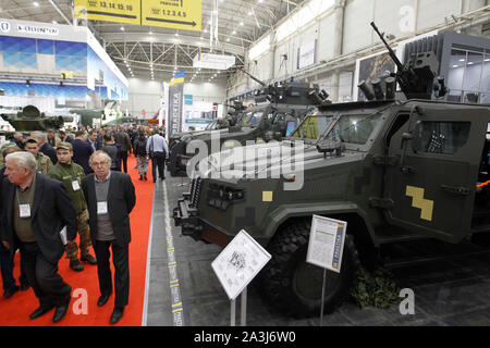 Kiew, Ukraine. 08 Okt, 2019. Leute schauen auf verschiedene Waffen während der Ausstellung. Internationale Fachausstellung für Waffen, Militär und Sicherheit bedeutet Waffen und Sicherheit 2019, die Ausstellung findet vom 08. bis 11. Oktober 2019. Credit: SOPA Images Limited/Alamy leben Nachrichten Stockfoto