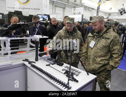 Kiew, Ukraine. 08 Okt, 2019. Soldaten Blick auf eine Waffe auf Anzeige während der Ausstellung. Internationale Fachausstellung für Waffen, Militär und Sicherheit bedeutet Waffen und Sicherheit 2019, die Ausstellung findet vom 08. bis 11. Oktober 2019. Credit: SOPA Images Limited/Alamy leben Nachrichten Stockfoto