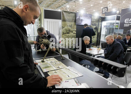 Kiew, Ukraine. 08 Okt, 2019. Ein Mann Tests eine Waffe während der Ausstellung. Internationale Fachausstellung für Waffen, Militär und Sicherheit bedeutet Waffen und Sicherheit 2019, die Ausstellung findet vom 08. bis 11. Oktober 2019. Credit: SOPA Images Limited/Alamy leben Nachrichten Stockfoto