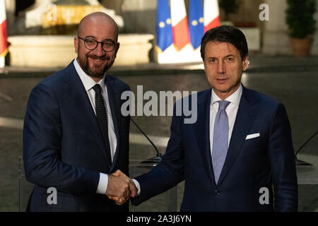 Rom, Italien. 08 Okt, 2019. Italienische Premier, Giuseppe Conte (R) trifft der Präsident des Europäischen Rates, Karl Michel (L) im Palazzo Chigi. Credit: SOPA Images Limited/Alamy leben Nachrichten Stockfoto