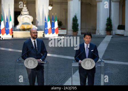 Rom, Italien. 08 Okt, 2019. Italienische Premier, Giuseppe Conte (R) trifft der Präsident des Europäischen Rates, Karl Michel (L) im Palazzo Chigi. Credit: SOPA Images Limited/Alamy leben Nachrichten Stockfoto