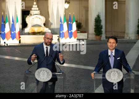 Rom, Italien. 08 Okt, 2019. Italienische Premier, Giuseppe Conte (R) trifft der Präsident des Europäischen Rates, Karl Michel (L) im Palazzo Chigi. Credit: SOPA Images Limited/Alamy leben Nachrichten Stockfoto