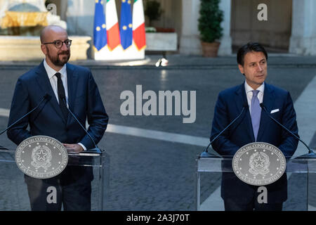 Rom, Italien. 08 Okt, 2019. Italienische Premier, Giuseppe Conte (R) trifft der Präsident des Europäischen Rates, Karl Michel (L) im Palazzo Chigi. Credit: SOPA Images Limited/Alamy leben Nachrichten Stockfoto