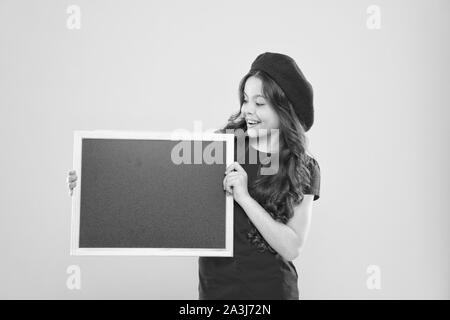 Kind promo Information Board. Für Informationen. Mädchen Halten leere Tafel Tafel. Werbung kopieren. Über diese Erinnern. Überprüfen Sie die Liste Konzept. Schule Informationen. Informieren Sie. Stockfoto