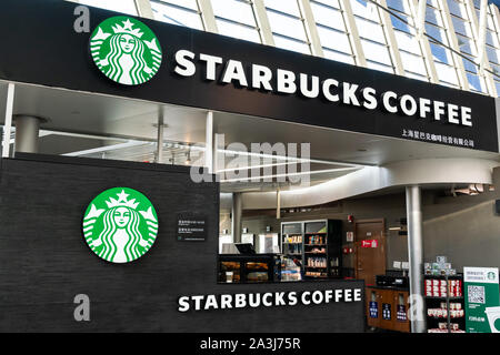 Starbucks Store und Logo im Internationalen Flughafen Shanghai Pudong gesehen. Ein amerikanischer Kaffee und Kaffeehaus Kette. Stockfoto