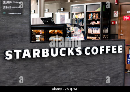 Starbucks Store und Logo im Internationalen Flughafen Shanghai Pudong gesehen. Ein amerikanischer Kaffee und Kaffeehaus Kette. Stockfoto