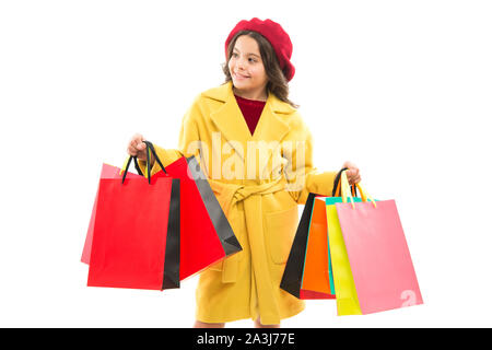 Cyber Monday ist der größte Online einkaufen. Kleines Kind nach Cyber Monday einkaufen. Gerne kleine Mädchen halten Säcke aus Papier. Cyber Monday, Verkauf. Cyber Monday Angebote und Rabatte. Stockfoto